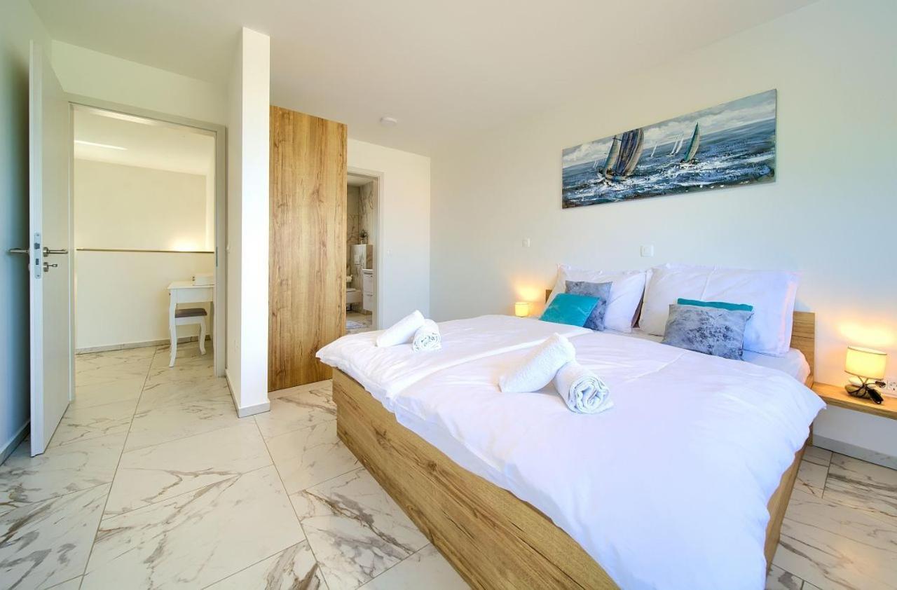 Holiday House Sea & Sun Residence Rasopasno Екстериор снимка