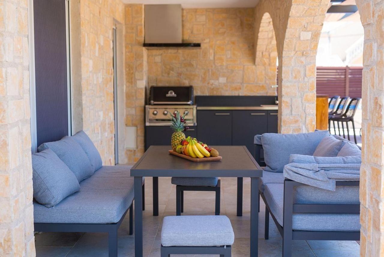 Holiday House Sea & Sun Residence Rasopasno Екстериор снимка
