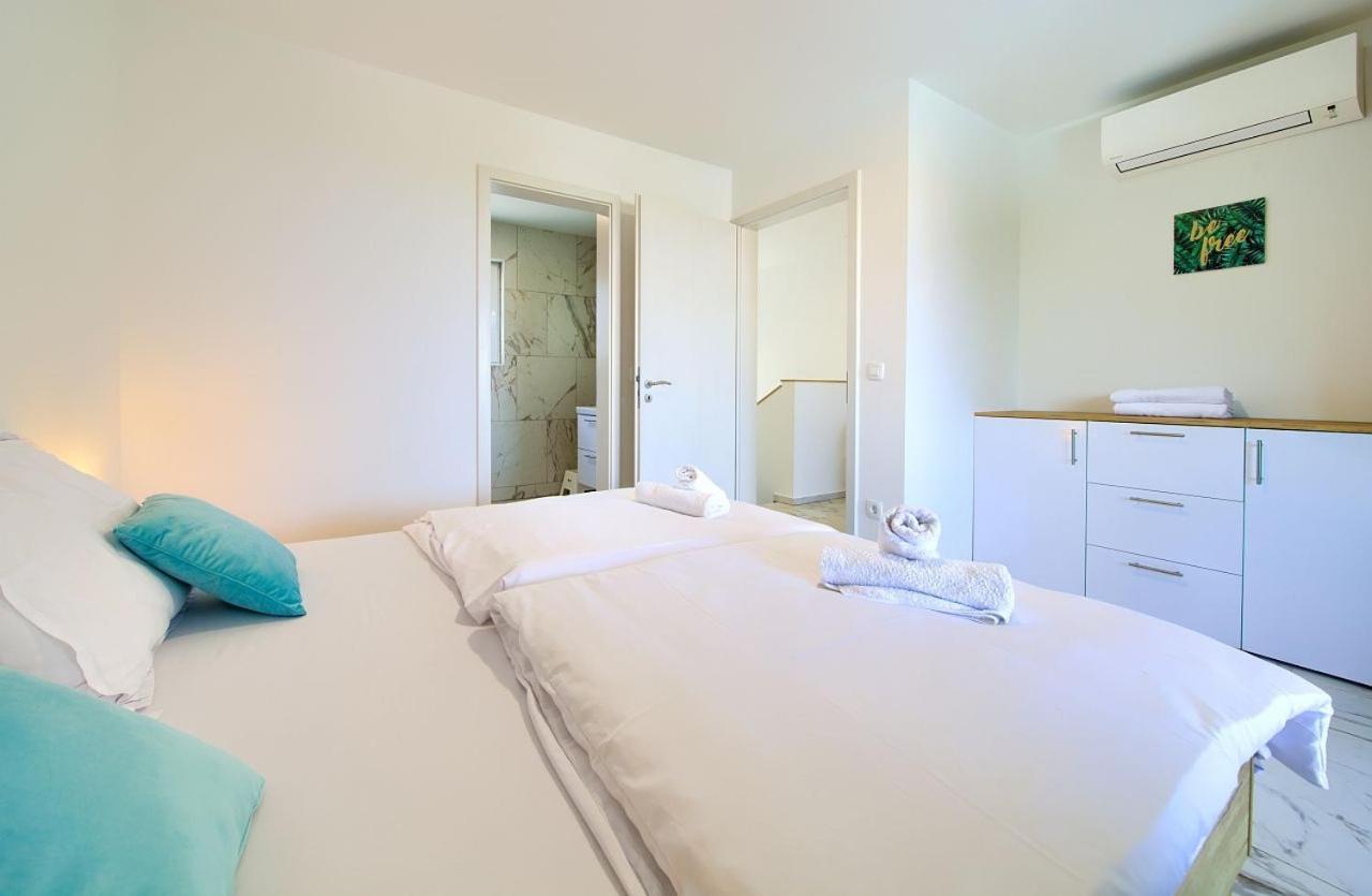 Holiday House Sea & Sun Residence Rasopasno Екстериор снимка