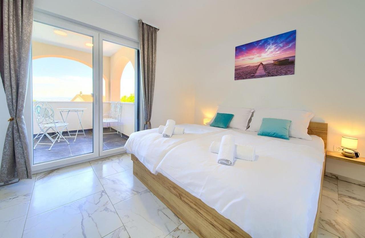 Holiday House Sea & Sun Residence Rasopasno Екстериор снимка